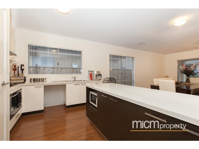 6 Destination Point, Sanctuary Lakes VIC 3030