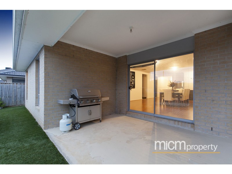 6 Destination Point, Sanctuary Lakes VIC 3030