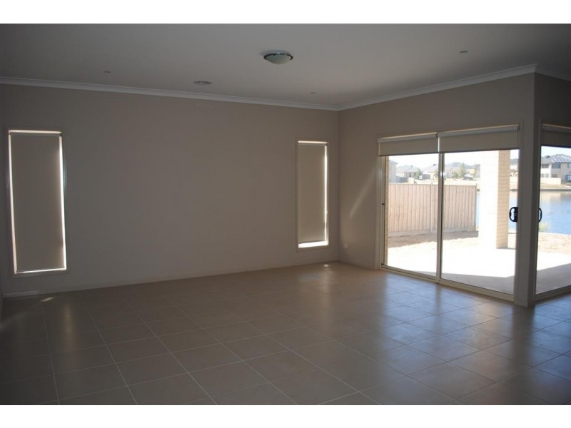 9 Rhode Island, Sanctuary Lakes VIC 3030
