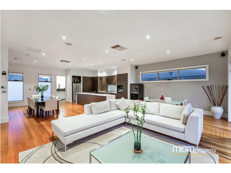 12 Eagleview Place, Sanctuary Lakes VIC 3030