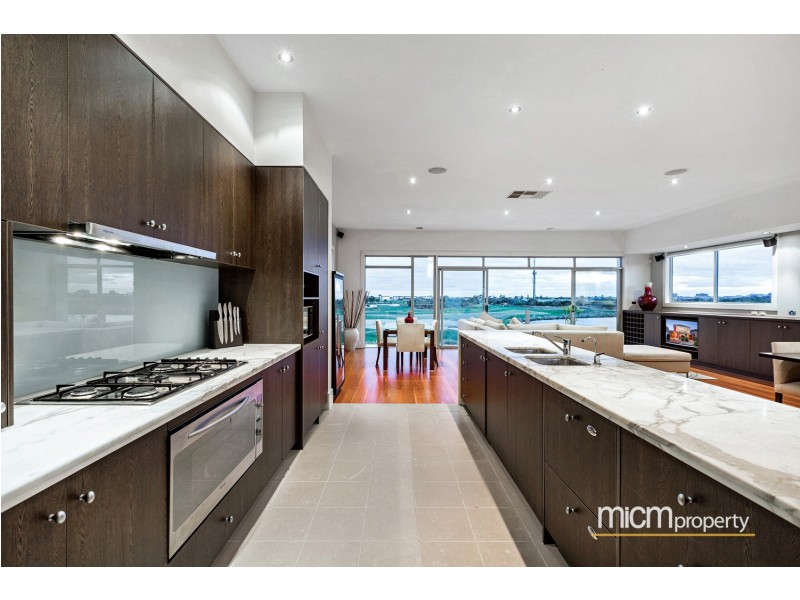 12 Eagleview Place, Sanctuary Lakes VIC 3030