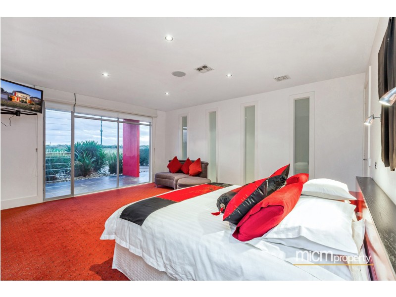 12 Eagleview Place, Sanctuary Lakes VIC 3030