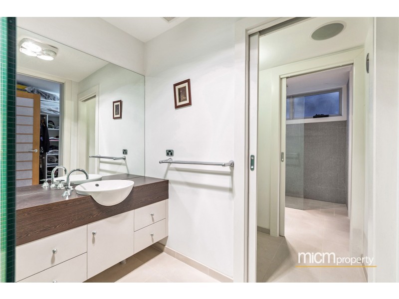 12 Eagleview Place, Sanctuary Lakes VIC 3030