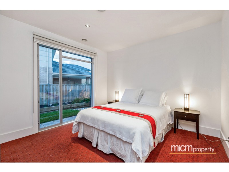 12 Eagleview Place, Sanctuary Lakes VIC 3030