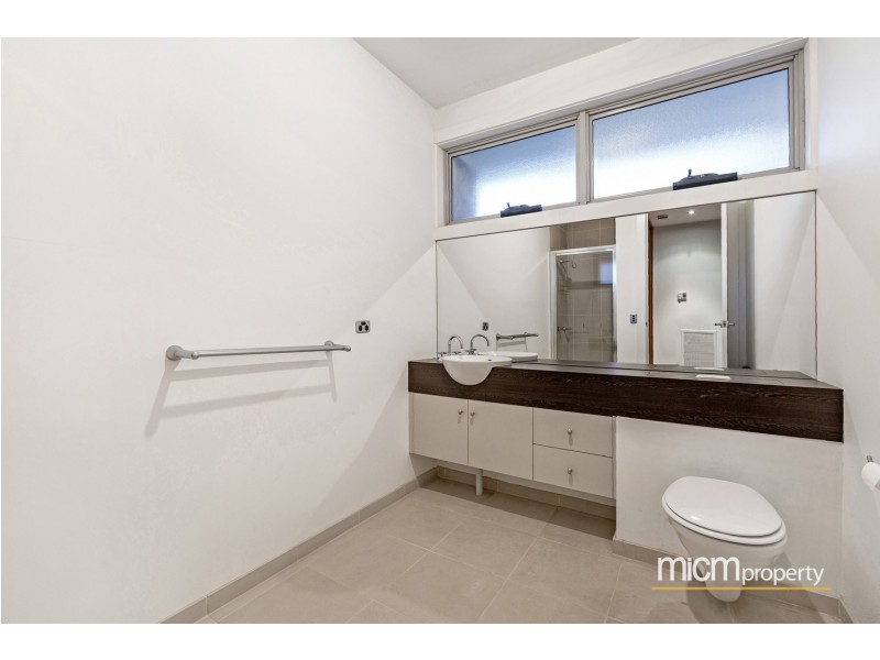 12 Eagleview Place, Sanctuary Lakes VIC 3030