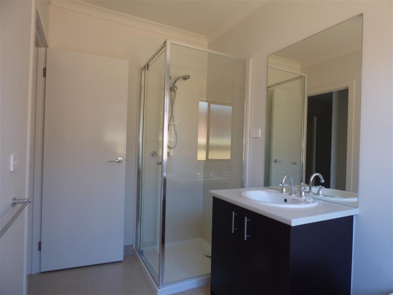 5 Surrey Grove, Point Cook VIC 3030