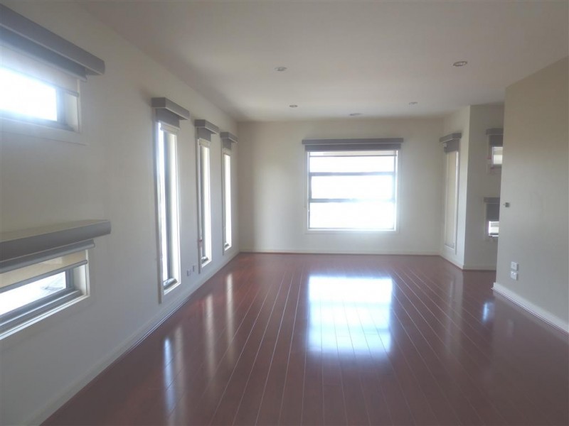 2 Skyward Drive, Sanctuary Lakes VIC 3030