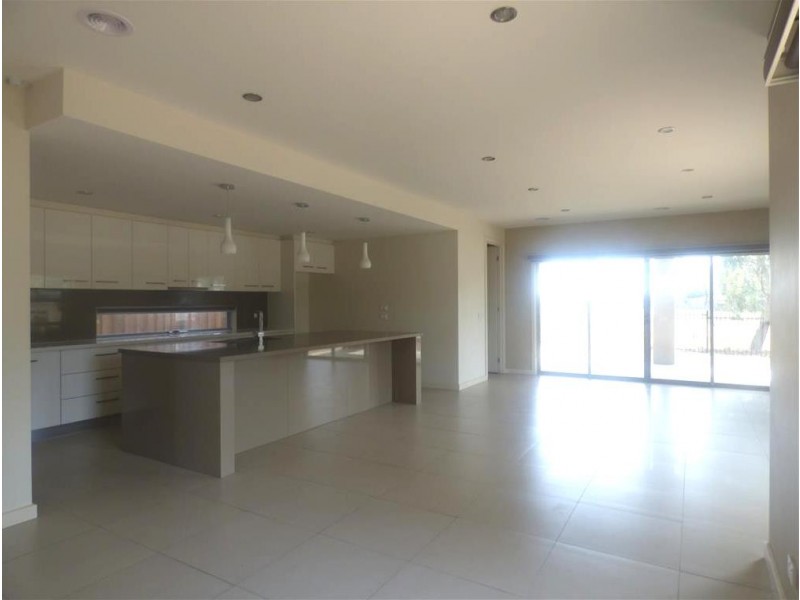 2 Skyward Drive, Sanctuary Lakes VIC 3030