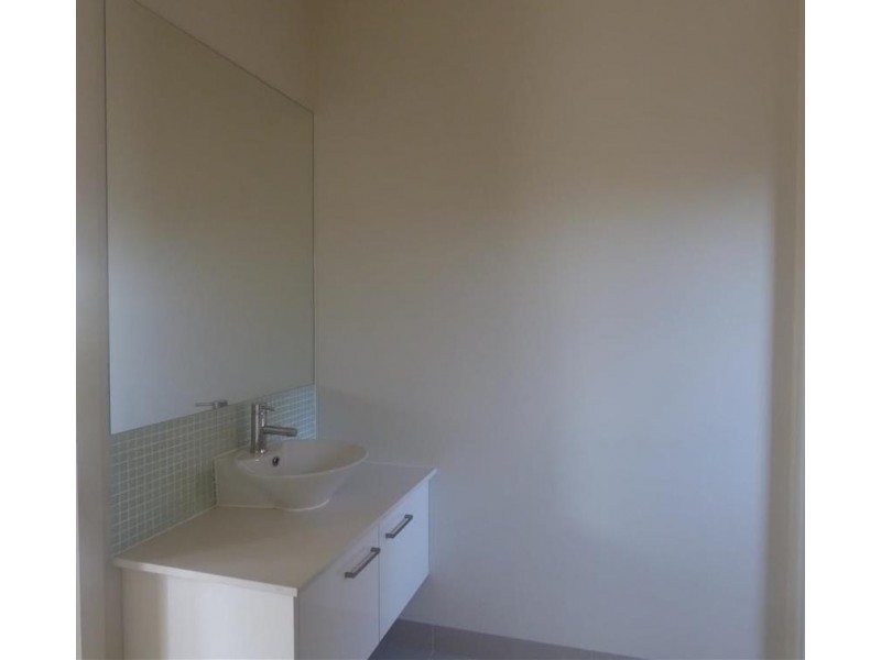 2 Skyward Drive, Sanctuary Lakes VIC 3030