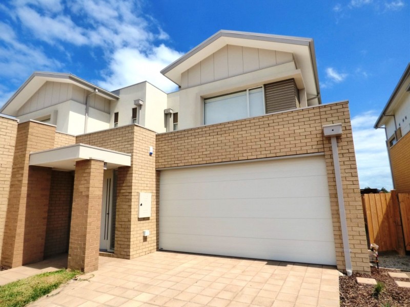 83 Broadbeach Circuit, Sanctuary Lakes VIC 3030