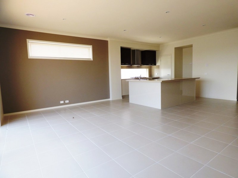 83 Broadbeach Circuit, Sanctuary Lakes VIC 3030