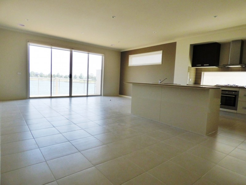 83 Broadbeach Circuit, Sanctuary Lakes VIC 3030