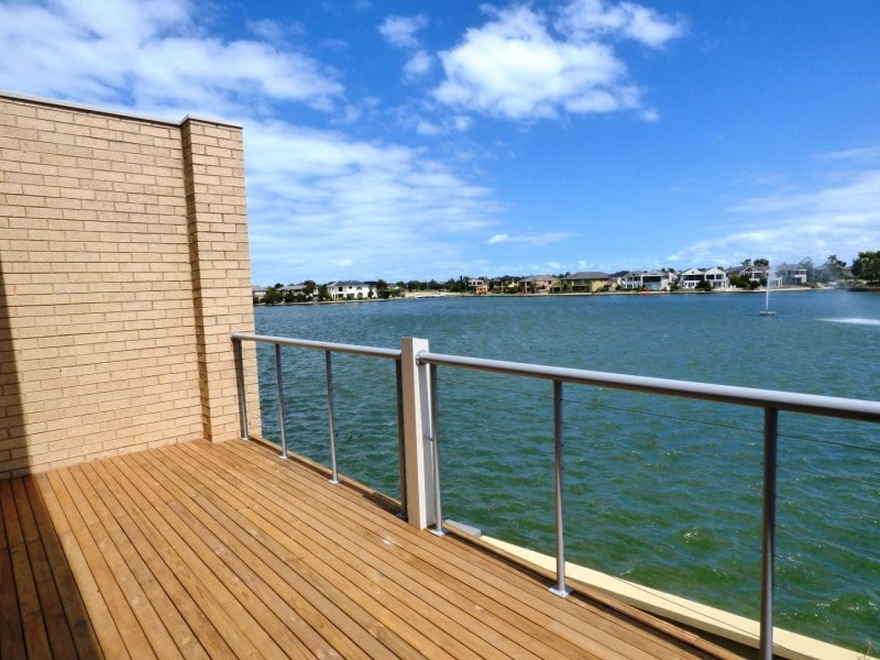 83 Broadbeach Circuit, Sanctuary Lakes VIC 3030