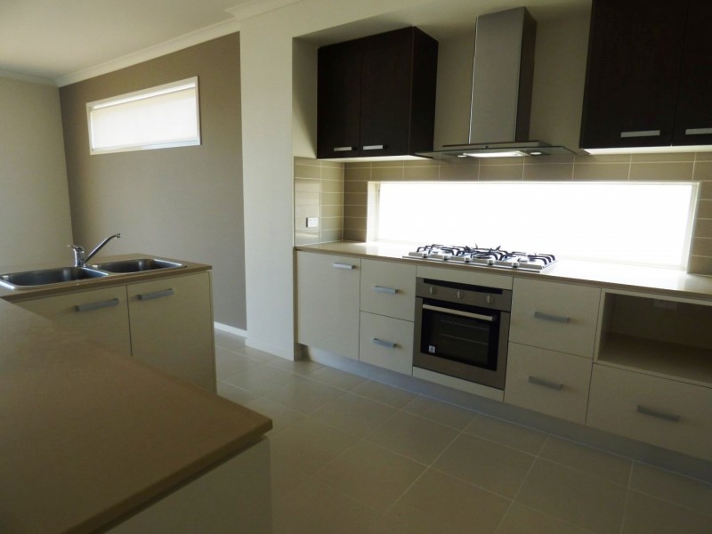 83 Broadbeach Circuit, Sanctuary Lakes VIC 3030