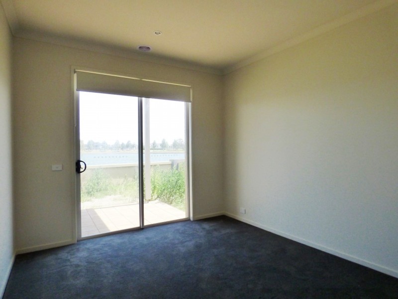 83 Broadbeach Circuit, Sanctuary Lakes VIC 3030