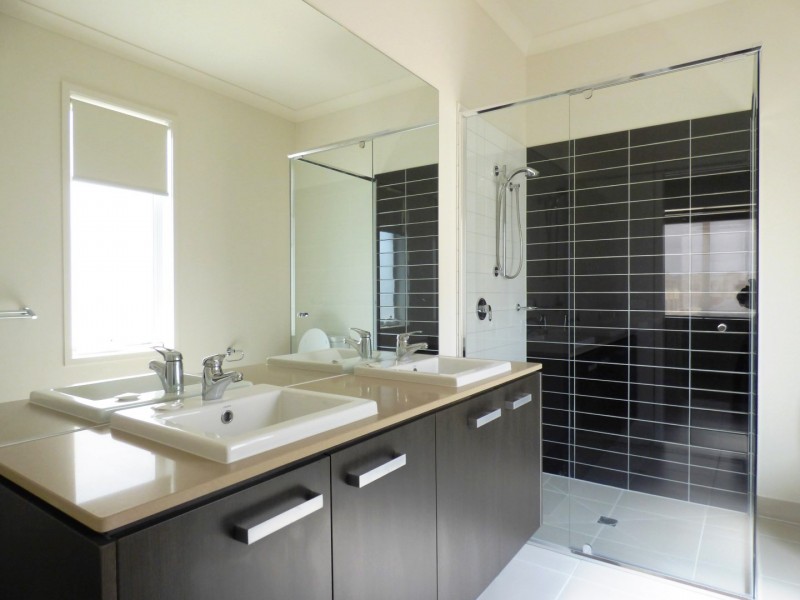 83 Broadbeach Circuit, Sanctuary Lakes VIC 3030