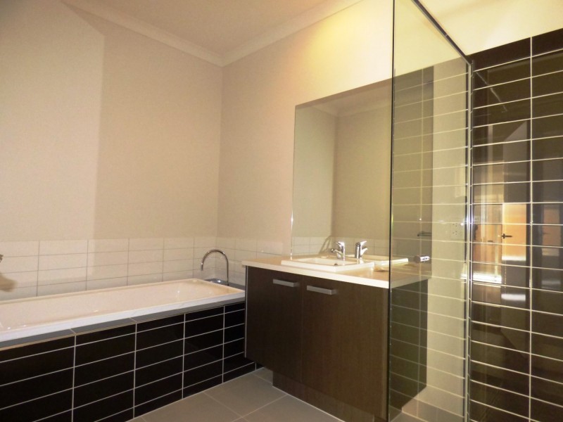 83 Broadbeach Circuit, Sanctuary Lakes VIC 3030