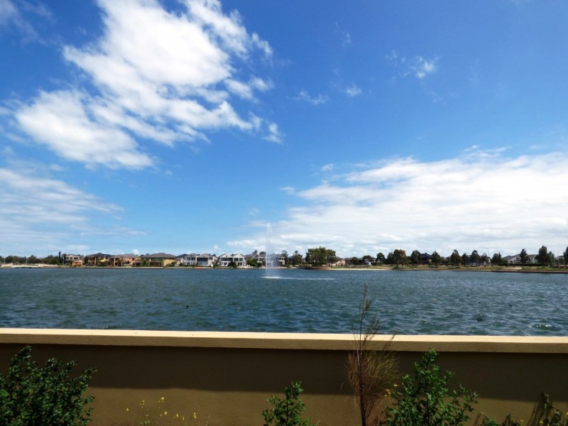 83 Broadbeach Circuit, Sanctuary Lakes VIC 3030