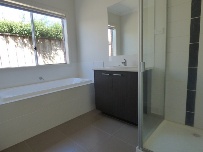 16 GRANDPARK CIRCUIT, Point Cook VIC 3030