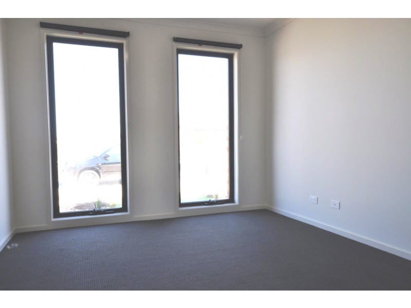 71 Sunnybank Drive, Point Cook VIC 3030