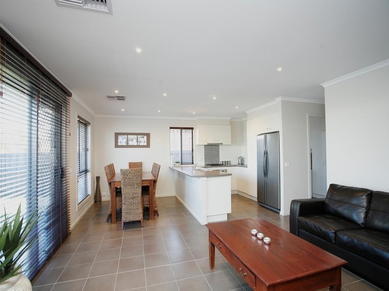 10 Windsong Way, Point Cook VIC 3030