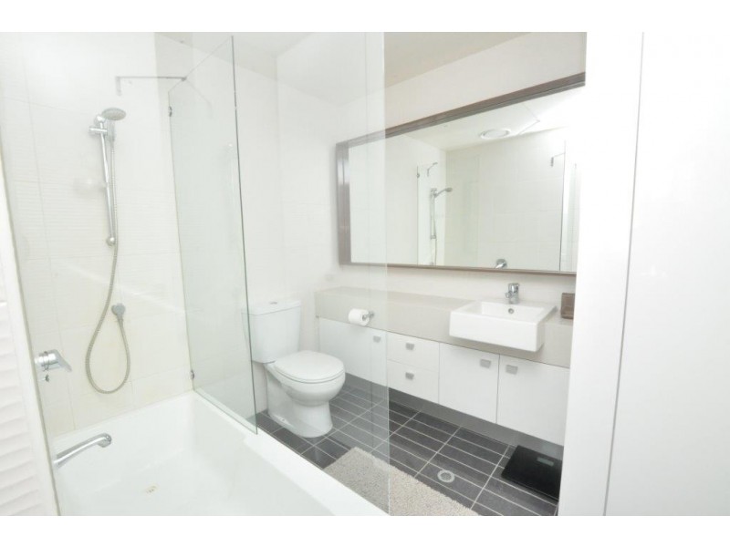 REF 22872/63 Whiteman Street, Southbank VIC 3006