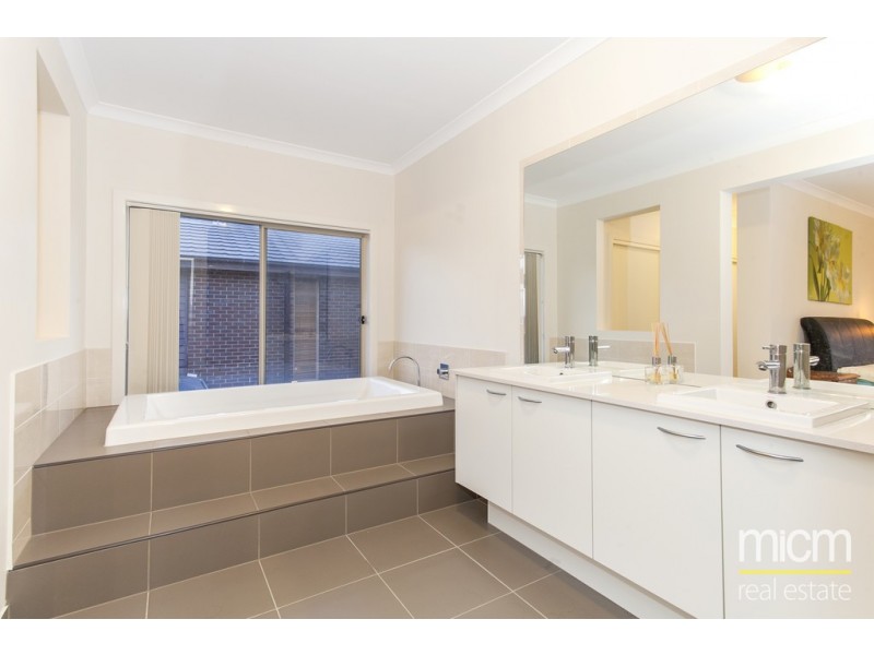 18 Umbrella Way, Point Cook VIC 3030