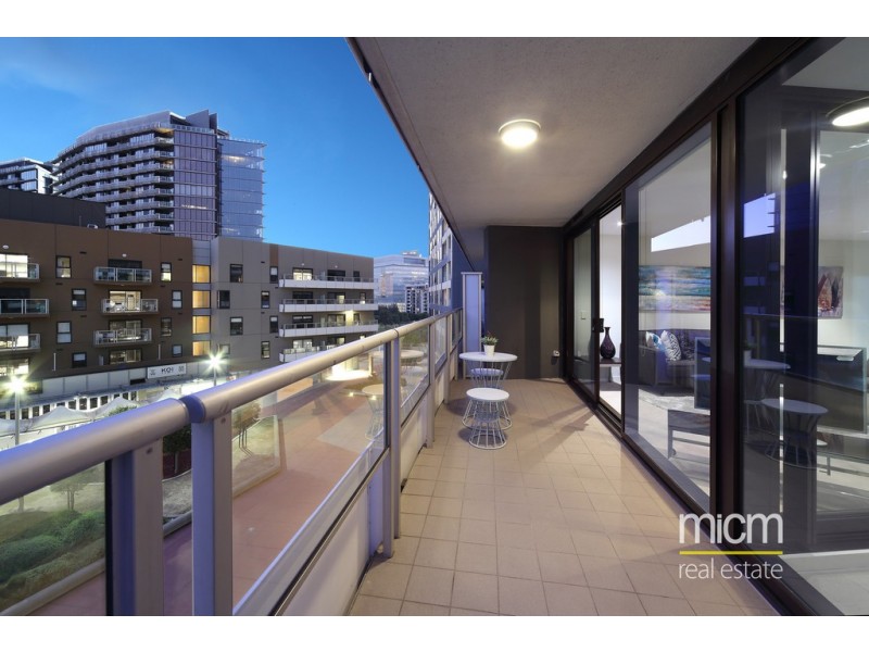 713/100 Harbour Esplanade, Docklands VIC 3008