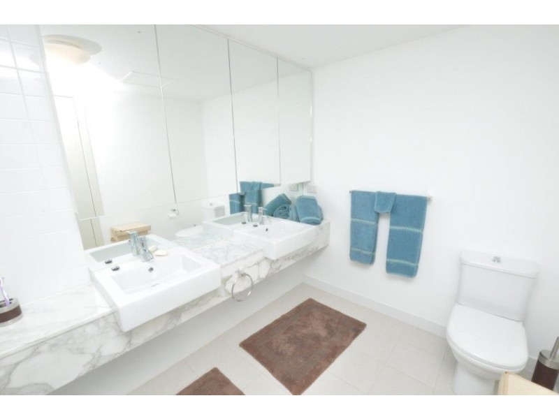 2104/100 Harbour Esplanade, Docklands VIC 3008