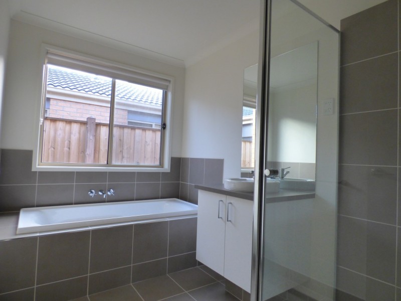 8 Caspian Circuit, Point Cook VIC 3030