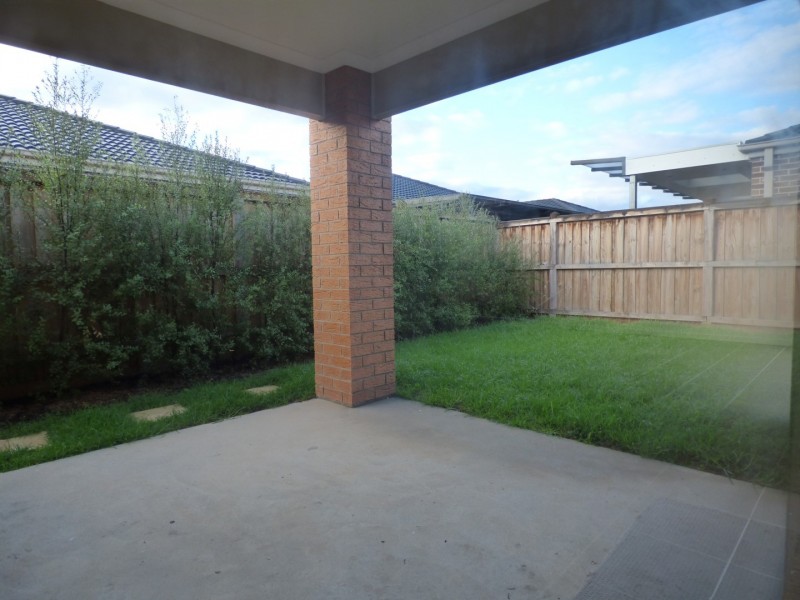 8 Caspian Circuit, Point Cook VIC 3030