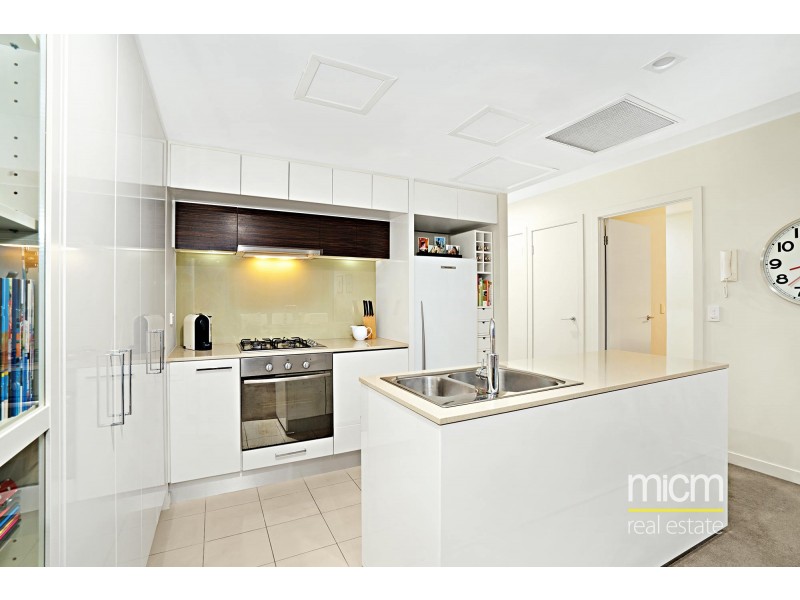 2501/100 Harbour Esplanade, Docklands VIC 3008