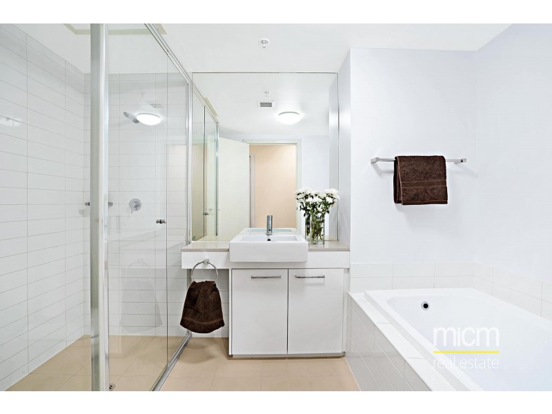 2501/100 Harbour Esplanade, Docklands VIC 3008