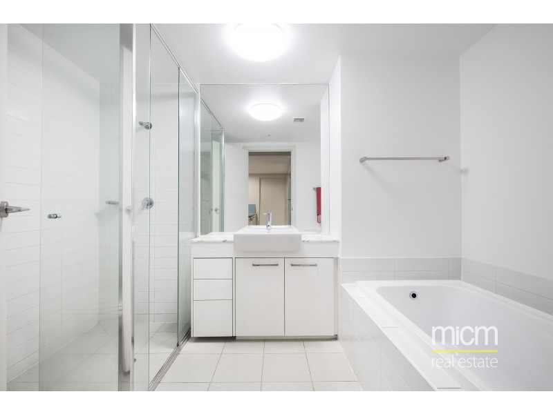 2703/100 Harbour Esplanade, Docklands VIC 3008