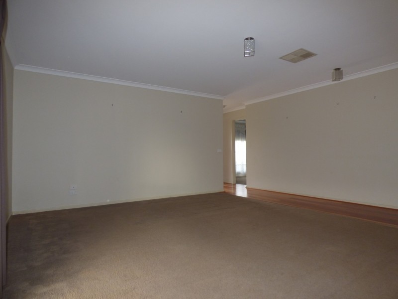 17 East Cornhill Drive, Point Cook VIC 3030
