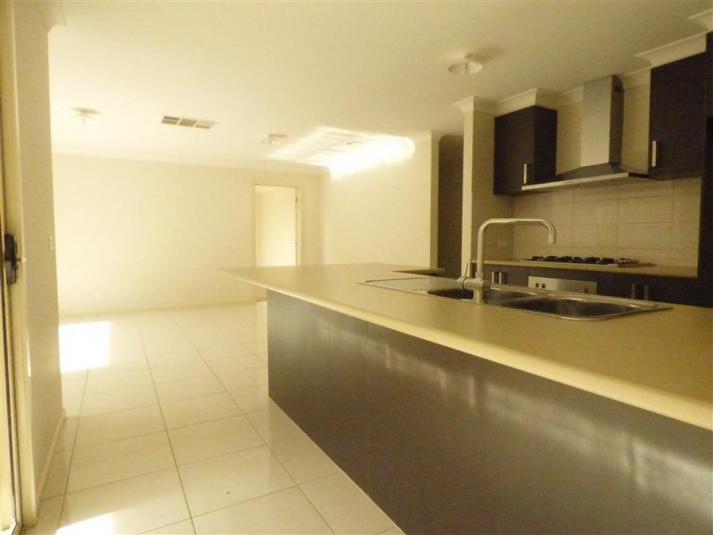 13 Bribie Way, Point Cook VIC 3030