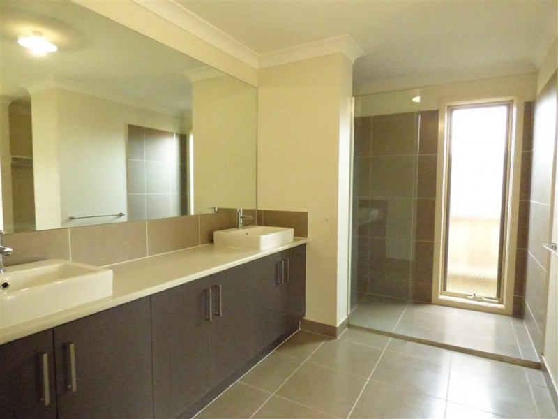 13 Bribie Way, Point Cook VIC 3030