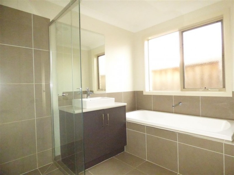 13 Bribie Way, Point Cook VIC 3030