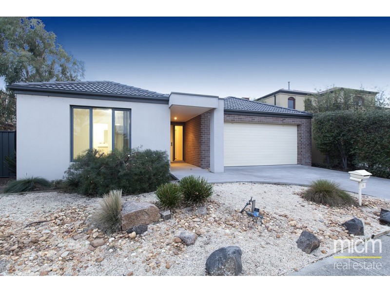 8 La Rochelle Boulevard, Point Cook VIC 3030