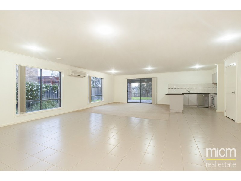 8 La Rochelle Boulevard, Point Cook VIC 3030