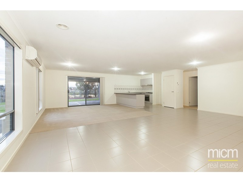 8 La Rochelle Boulevard, Point Cook VIC 3030