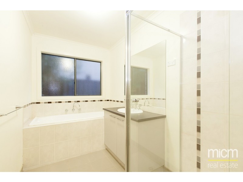 8 La Rochelle Boulevard, Point Cook VIC 3030