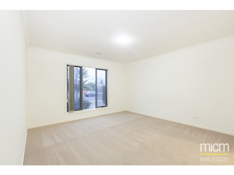 8 La Rochelle Boulevard, Point Cook VIC 3030