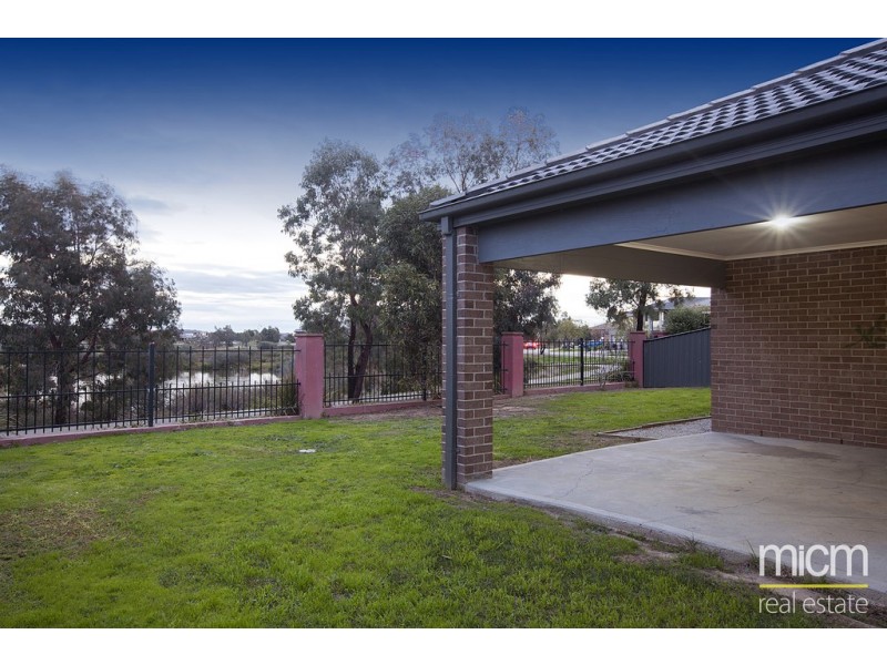 8 La Rochelle Boulevard, Point Cook VIC 3030