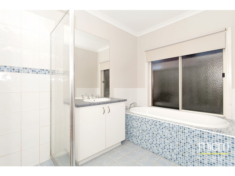 17 Bronhill Vista, Point Cook VIC 3030