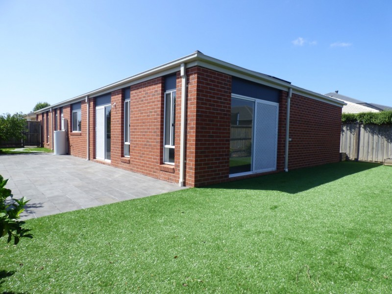 16 Grandpark Circuit, Point Cook VIC 3030