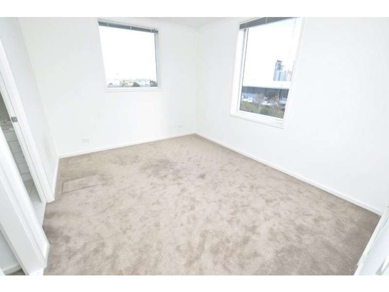 REF 23301/79 Whiteman Street, Southbank VIC 3006