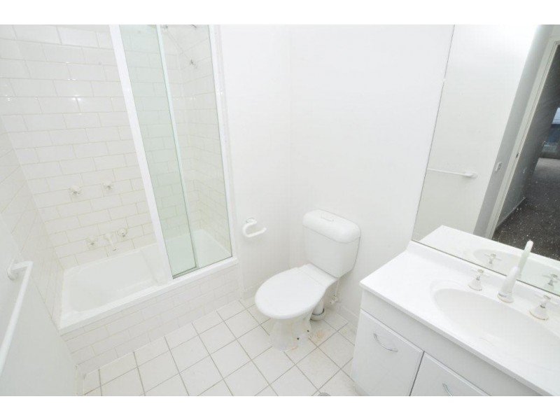 REF 23301/79 Whiteman Street, Southbank VIC 3006