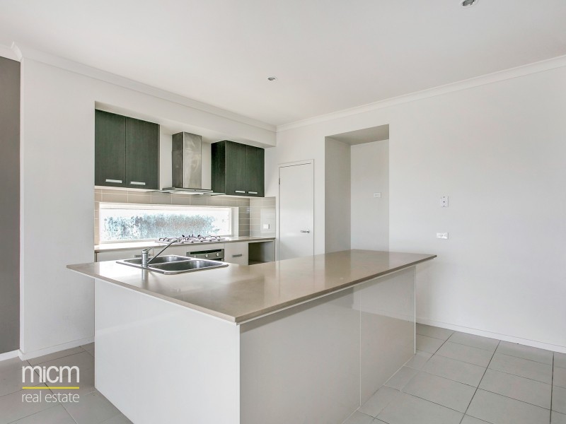 83 Broadbeach Circuit, Sanctuary Lakes VIC 3030