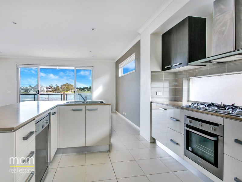 83 Broadbeach Circuit, Sanctuary Lakes VIC 3030